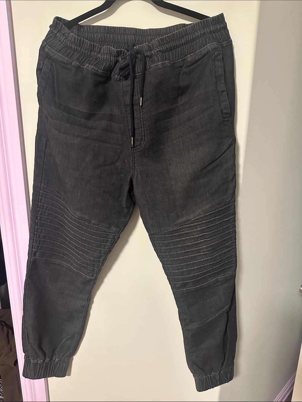 Guess Men's Charcoal Gray Relaxed Jogger Jeans
